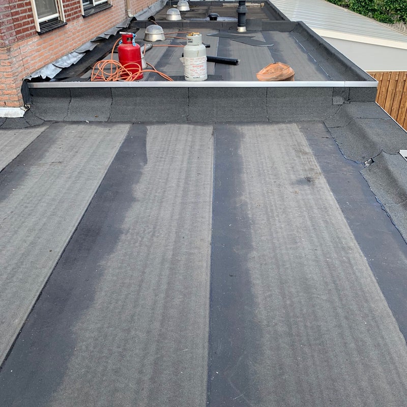 Bitumen dakrenovatie in Tilburg, foto 1 van 3